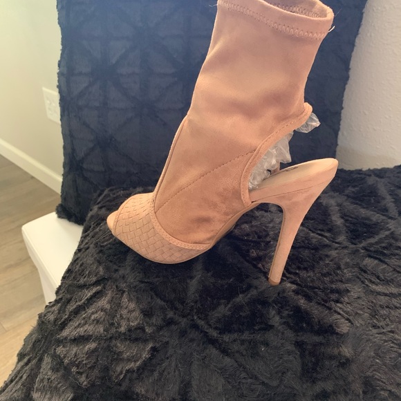 Shoes - Picture 4 of 4